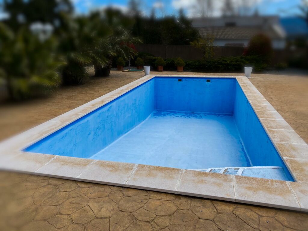 preparación de la piscina para pintarla