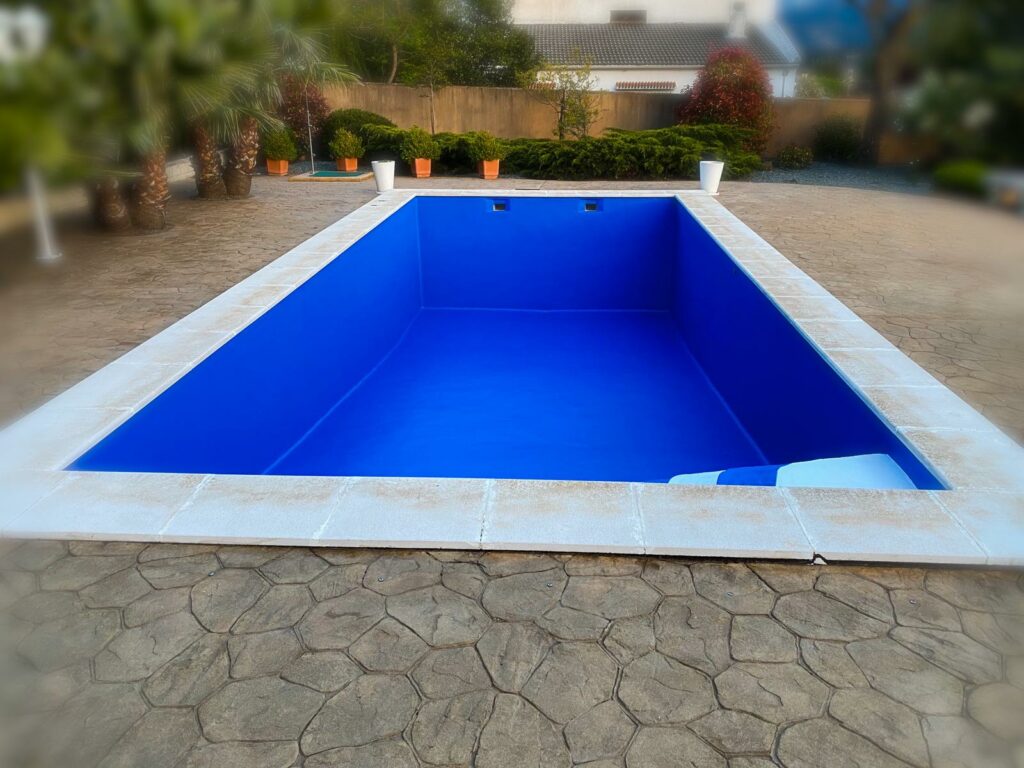 piscina pintada con pintura de piscinas
